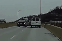 Lách qua khe hẹp giữa hai xe để vượt ẩu trên cầu, ô tô con lật ngửa