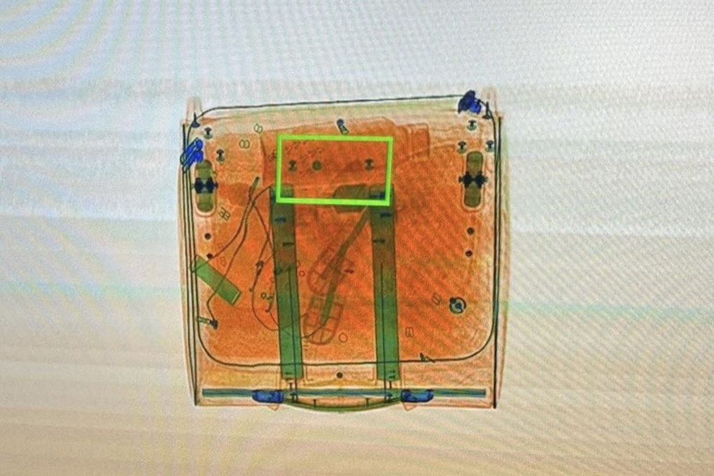 Khách nước ngoài mang theo 2,3kg ma túy nhập cảnh ở sân bay Tân Sơn Nhất - 2 Khách nước ngoài mang theo 2,3kg ma túy nhập cảnh ở sân bay Tân Sơn Nhất - 2