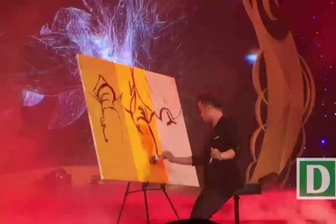 Độc đáo màn công bố Quả bóng vàng bằng nghệ thuật vẽ tranh ngược