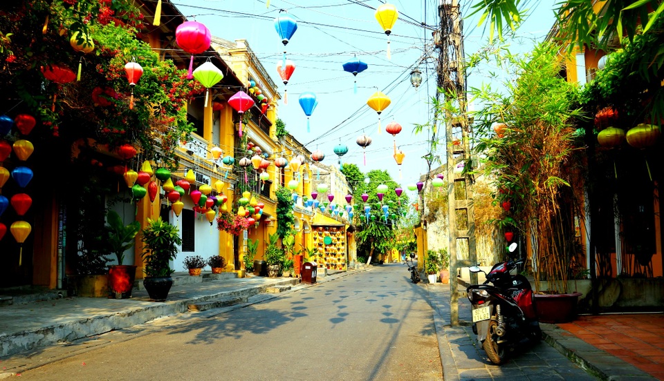Rực rỡ sắc hoa muồng hoàng yến ở phố cổ Hội An - 10 Rực rỡ sắc hoa muồng hoàng yến ở phố cổ Hội An - 10