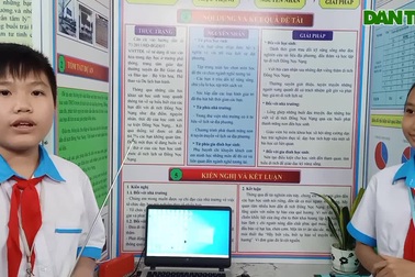 Học sinh trình bày dự án "sự thờ ơ của học sinh với di tích lịch sử"