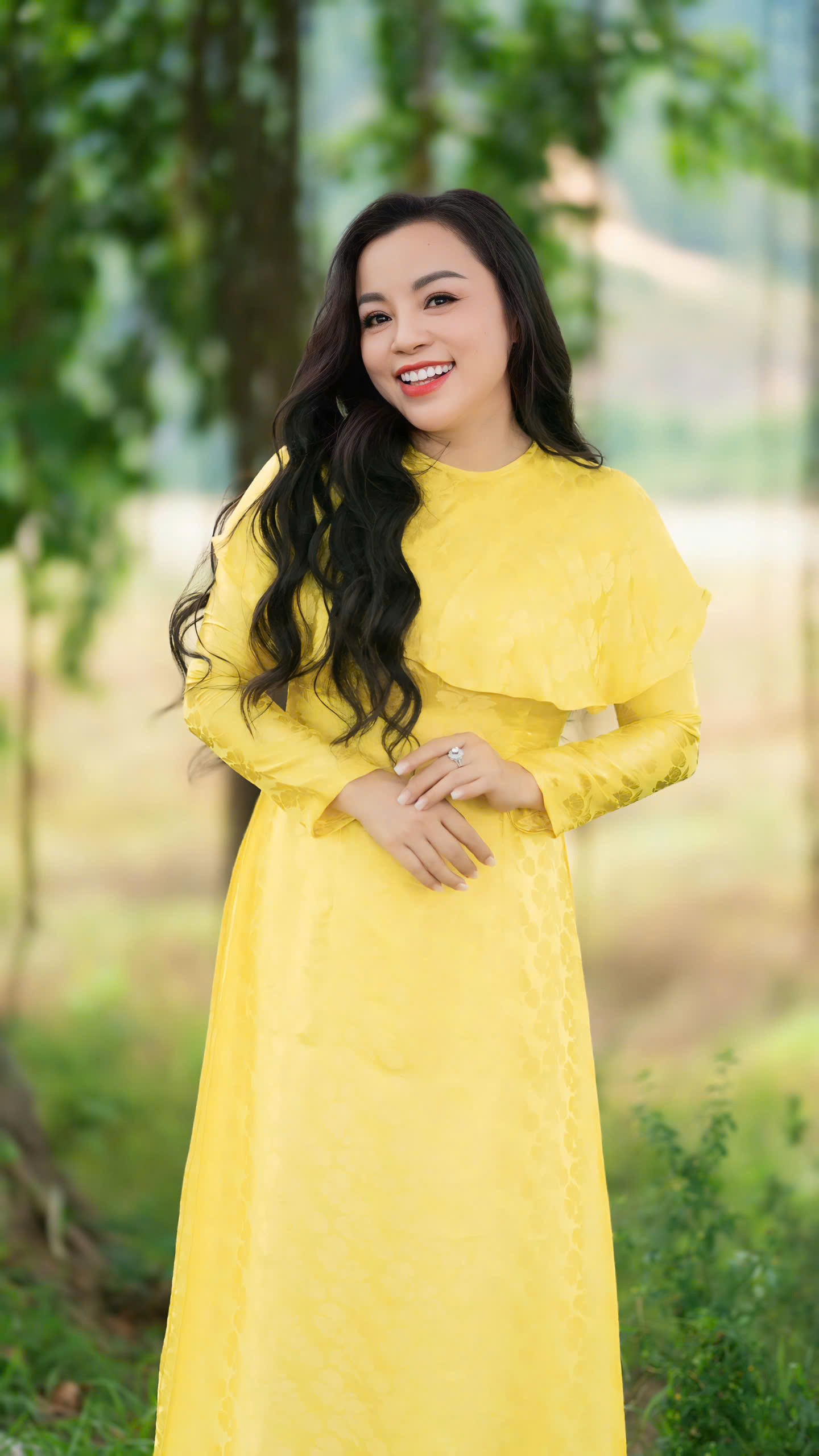 Zasloužilá umělkyně To Nga dojemně zpívá o svém rodném městě Ha Tinh - 1 NSƯT Tố Nga xúc động hát về quê hương Hà Tĩnh - 1