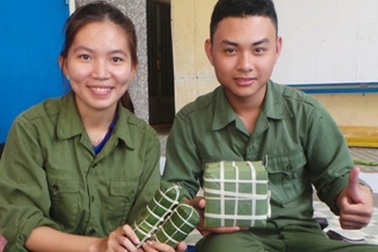 Sinh viên Cần Thơ quây quần gói bánh chưng, bánh tét đón Tết