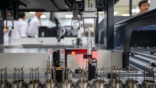 Ống xét nghiệm nối đuôi trong hệ thống tự động trả 20.000 kết quả mỗi ngày