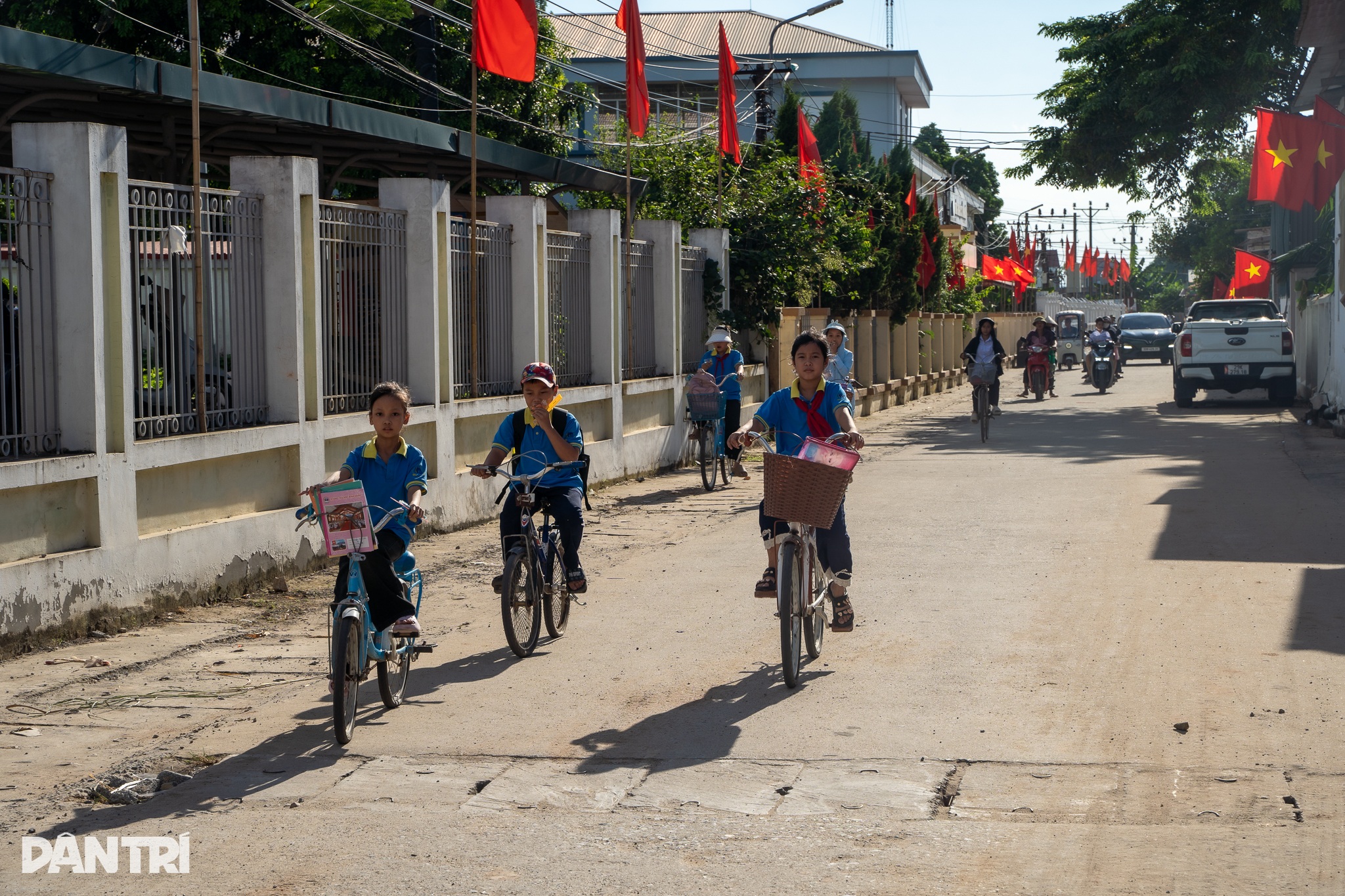 Một xã ở Hà Nội có hơn 400 học sinh vẫn phải vượt sông mỗi ngày đi học - 11 Một xã ở Hà Nội có hơn 400 học sinh vẫn phải vượt sông mỗi ngày đi học - 11