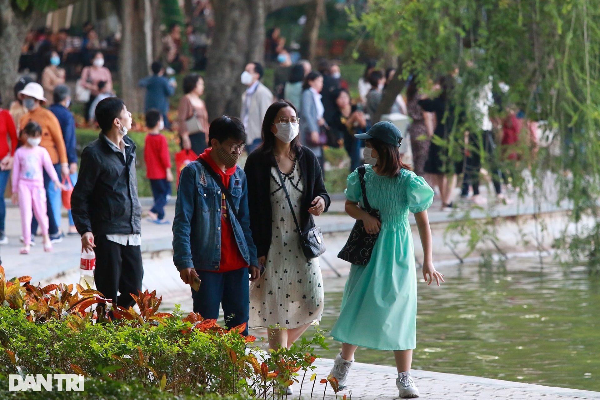 Hồ Gươm đông nghịt người vui chơi, tản bộ trong chiều thu nắng đẹp - 12 Hồ Gươm đông nghịt người vui chơi, tản bộ trong chiều thu nắng đẹp - 12