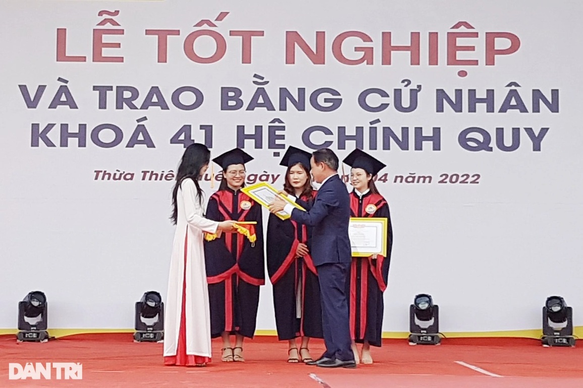 Sinh viên tốt nghiệp hơn một năm mới nhận bằng vì Covid-19 - 1