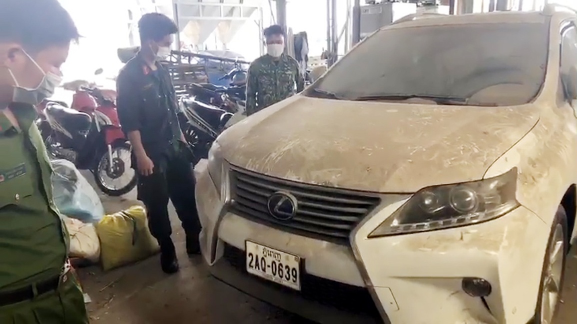 Xe sang 3 tỷ đồng bị bỏ quên ở gần biên giới - 1 Xe sang 3 tỷ đồng bị bỏ quên ở gần biên giới - 1