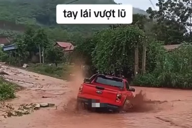 Mạo hiểm vượt qua dòng nước lũ, xe bán tải mắc kẹt