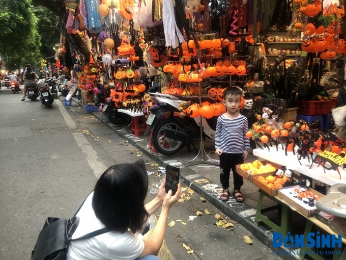 Ngày cuối tuần nên nhiều gia đinh cho trẻ dạo chơi trên phố Hàng Mã và không quên lưu lại những tấm ảnh làm kỷ niệm.