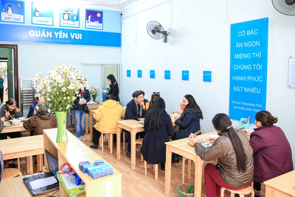 Ấm lòng những suất cơm 2.000 đồng ngay giữa Thủ đô - 9 Ấm lòng những suất cơm 2.000 đồng ngay giữa Thủ đô - 9