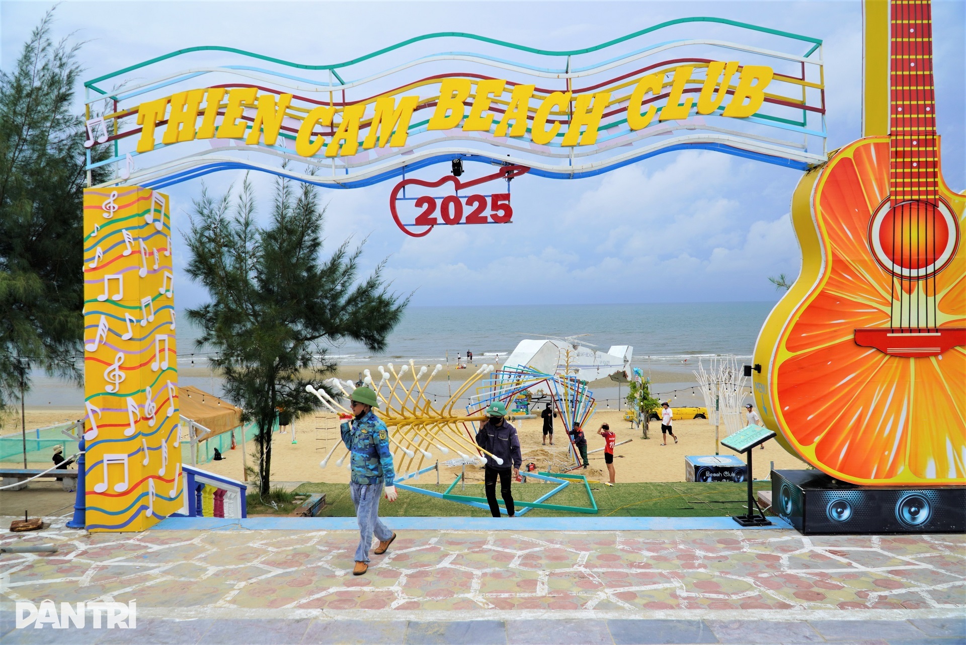 Chủ quầy bar chi 50 triệu đồng thuê thợ tháo dỡ tài sản trước bão Kajiki - 1 Chủ quầy bar chi 50 triệu đồng thuê thợ tháo dỡ tài sản trước bão Kajiki - 1