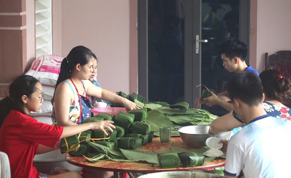 Người làm bánh chưng xanh thành Vinh tất bật dịp Rằm tháng 7 - 1 Người làm bánh chưng xanh thành Vinh tất bật dịp Rằm tháng 7 - 1