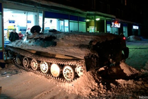 Người đàn ông say rượu ăn trộm xe thiết giáp ở Nga, gây tai nạn liên hoàn