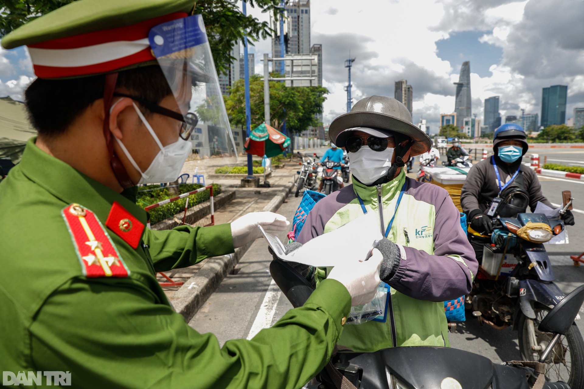 Nhiều tuyến đường ở TPHCM đông đúc trở lại - 15 Nhiều tuyến đường ở TPHCM đông đúc trở lại - 15