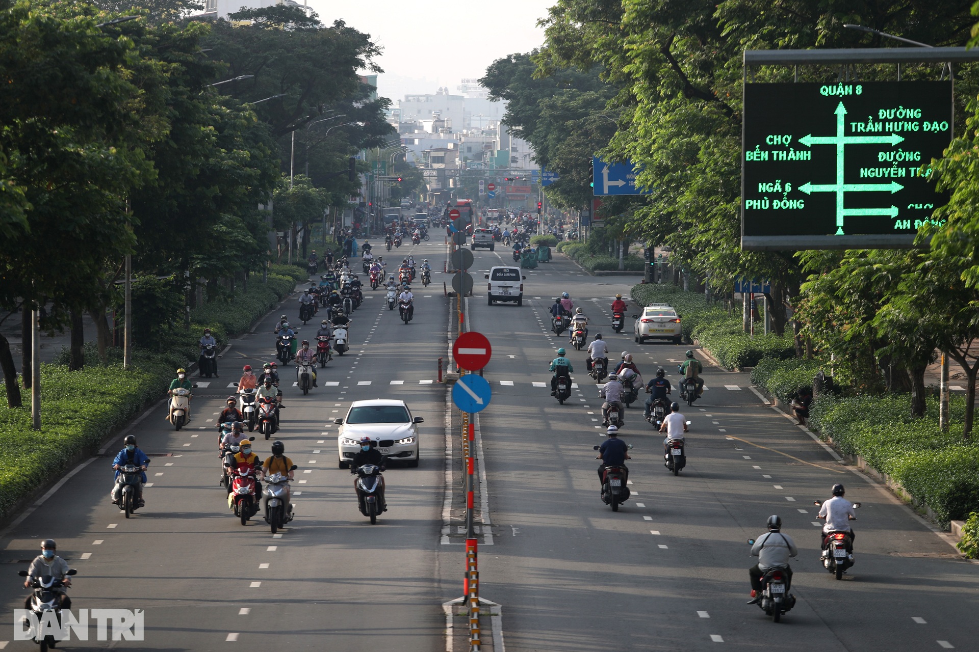 Đường phố TPHCM đông đúc, nhộn nhịp ngày đầu nới lỏng giãn cách xã hội - 1 Đường phố TPHCM đông đúc, nhộn nhịp ngày đầu nới lỏng giãn cách xã hội - 1