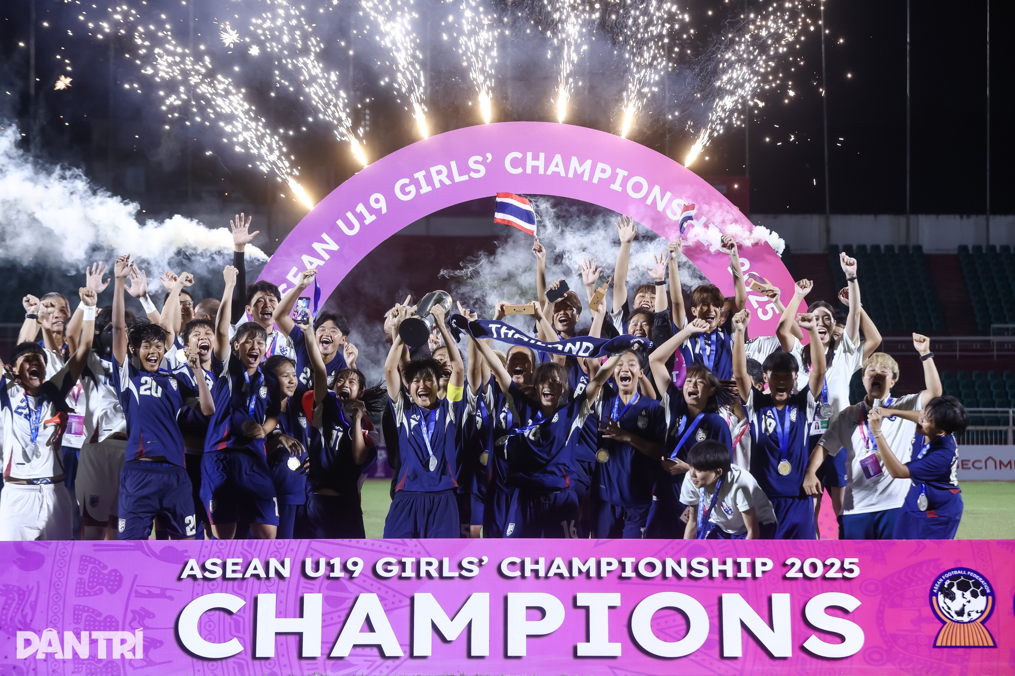 U19 nữ Việt Nam bật khóc sau khi đánh mất ngôi vô địch vào tay người Thái - 11