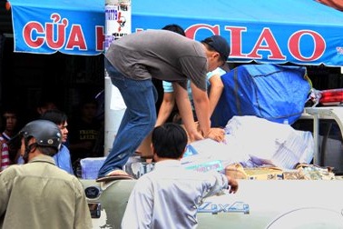 Gần 1.000 cây thuốc lá lậu giấu trong hầm bị thu giữ