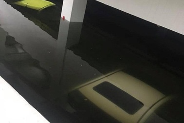 Hàng chục chủ xe sang não nề nhìn "xế yêu" chìm nghỉm trong nước suốt một ngày