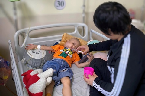 Vợ chồng trẻ cầu xin mọi người cứu con gái 4 tuổi chỉ còn một mắt