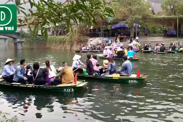 Du khách "liều mình" trên những chuyến đò du xuân ở Tràng An.