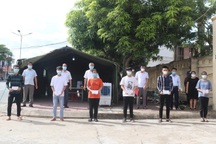 Tặng 1 tỉ đồng giúp đỡ học sinh "vùng nóng" bởi đại dịch Covid-19