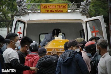 Các nạn nhân trong vụ lật ca nô đang được đưa về quê an táng