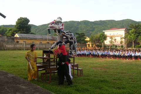 Hàng trăm món quà đến với trẻ em nghèo dịp trung thu