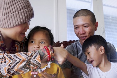 Cô gái mắc bệnh máu trắng bán hết tài sản chữa bệnh cho con nuôi bị ung thư