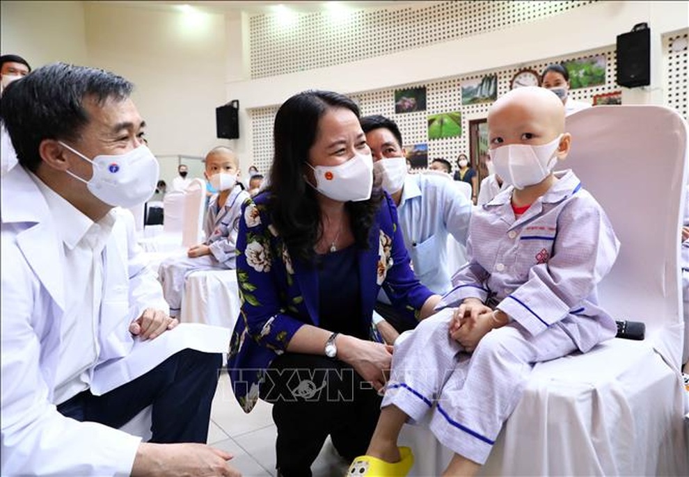 Phó Chủ tịch nước tặng quà trung thu cho bệnh nhi ung thư - 3 Phó Chủ tịch nước tặng quà trung thu cho bệnh nhi ung thư - 3