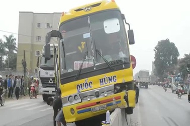 Xe khách leo dải phân cách.