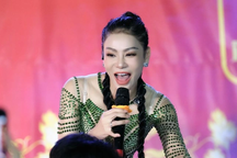 Thu Minh "dở khóc dở cười" vì khán giả xin... nhẫn kim cương lúc đang hát