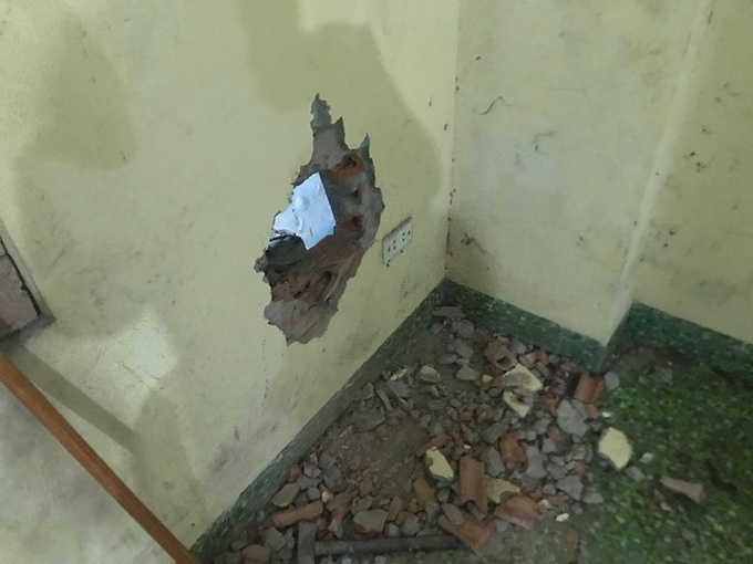 Bé sơ sinh bị bỏ rơi trong khe tường hẹp giữa 2 nhà dân: Sau 7 ngày sẽ cho nhận nuôi nếu không tìm được người thân - Ảnh 2. Bé sơ sinh bị bỏ rơi trong khe tường hẹp giữa 2 nhà dân: Sau 7 ngày sẽ cho nhận nuôi nếu không tìm được người thân - Ảnh 2.