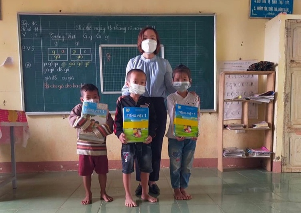 Cô giáo vùng cao miệt mài gánh chữ được vinh danh - 1 Cô giáo vùng cao miệt mài gánh chữ được vinh danh - 1