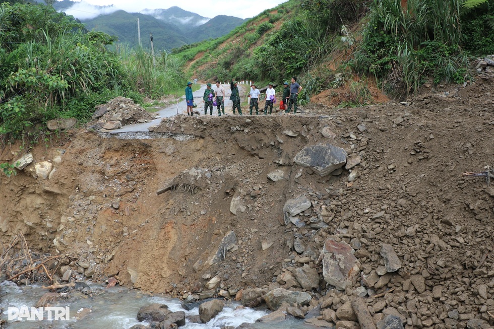 Những người lội ngược chiều bình an, đi vào tâm lũ - 1