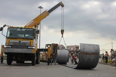 Hoảng loạn vì cuộn sắt nặng hơn chục tấn rơi xuống đường