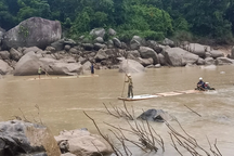 Vợ bất lực nhìn chồng bị nước cuốn trôi