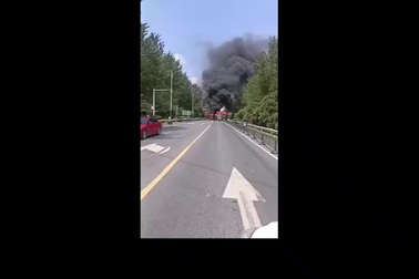 Pin sạc dự phòng của hành khách phát nổ khiến xe buýt bốc cháy ngùn ngụt