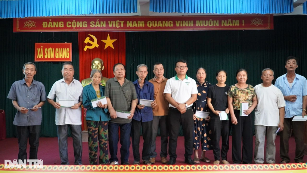 Báo Dân trí tặng quà tri ân gia đình chính sách tại các tỉnh Bắc miền Trung - 5 Báo Dân trí tặng quà tri ân gia đình chính sách tại các tỉnh Bắc miền Trung - 5
