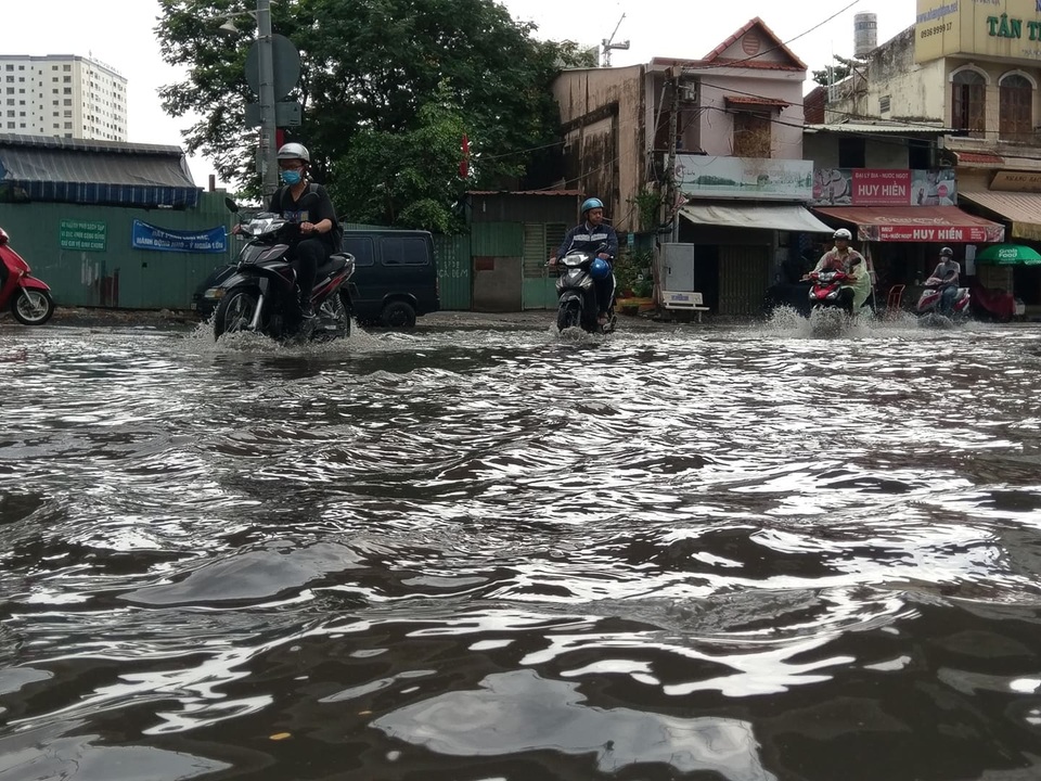 TPHCM đón mưa giải nhiệt, người dân vất vả vượt rốn ngập - 7 TPHCM đón mưa giải nhiệt, người dân vất vả vượt rốn ngập - 7