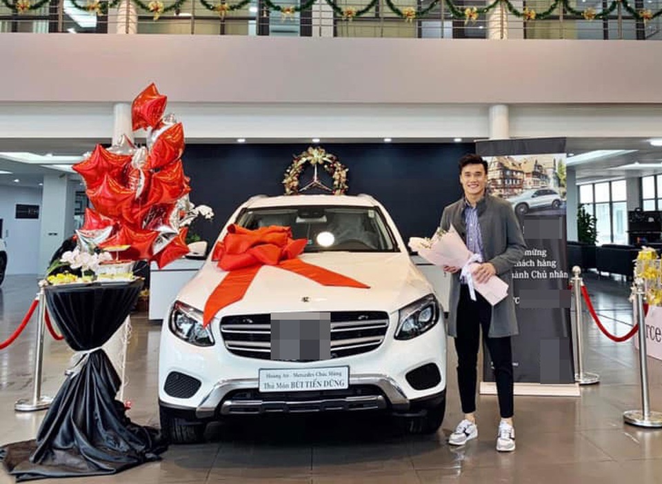 Thủ môn Bùi Tiến Dũng gia nhập câu lạc bộ cầu thủ sở hữu xe hơi tiền tỷ - 2 Thủ môn Bùi Tiến Dũng gia nhập câu lạc bộ cầu thủ sở hữu xe hơi tiền tỷ - 2