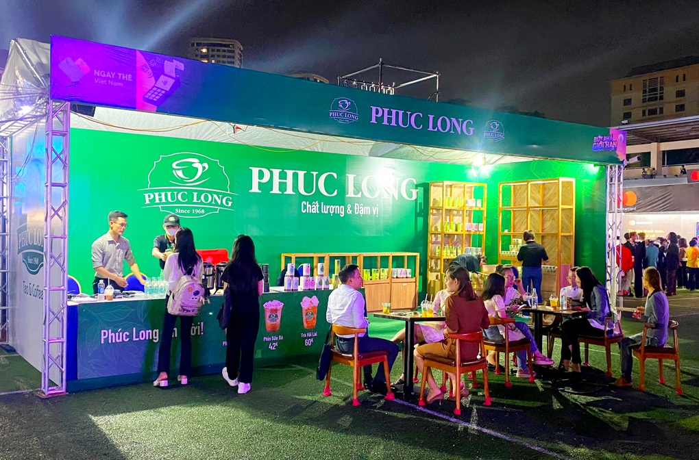 Khách hàng trẻ trải nghiệm thanh toán Phúc Long không tiền mặt - 3 Khách hàng trẻ trải nghiệm thanh toán Phúc Long không tiền mặt - 3