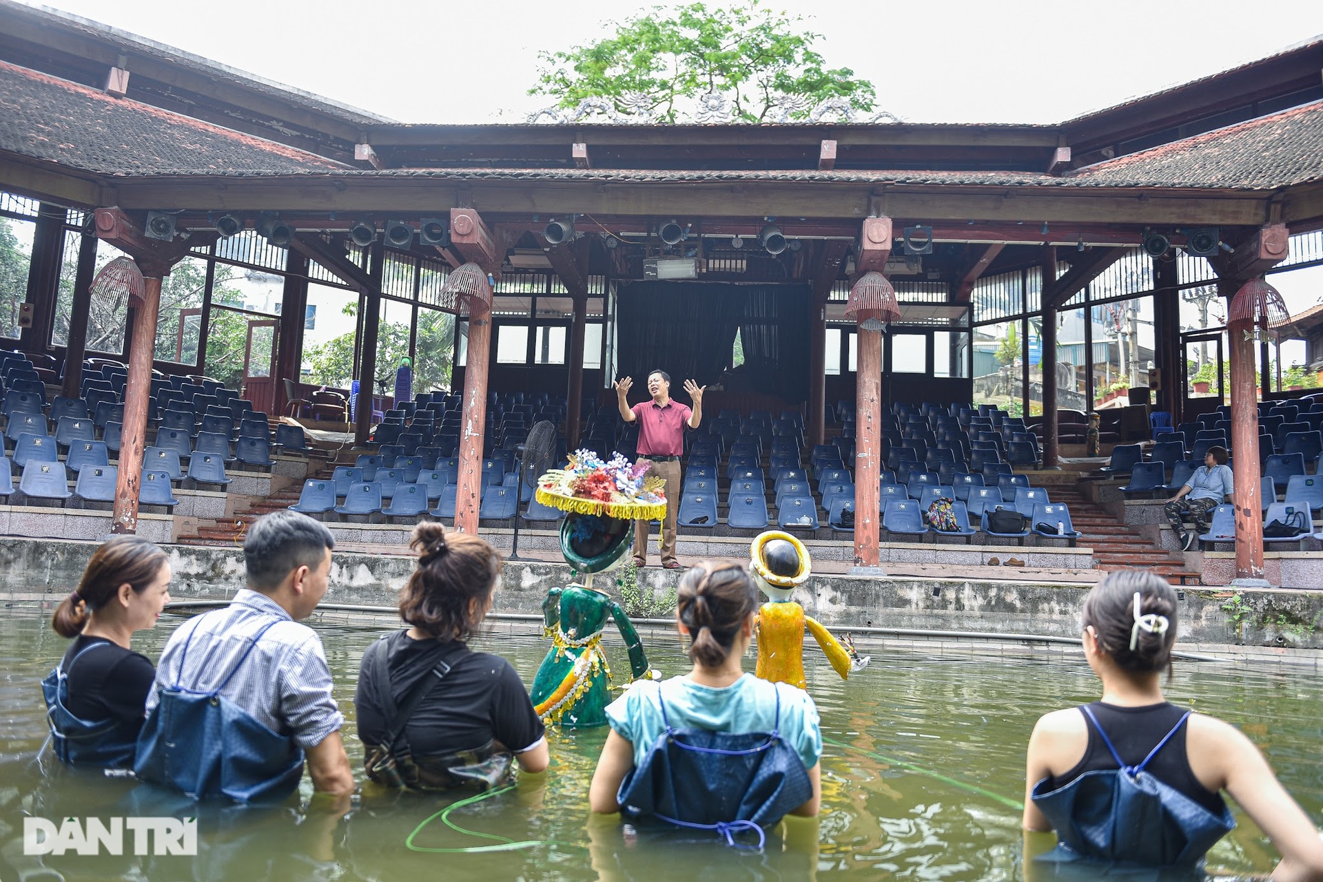 Tiết lộ về người phụ nữ 19 năm ngâm mình dưới nước, ẩn người trong bóng tối - 22 Tiết lộ về người phụ nữ 19 năm ngâm mình dưới nước, ẩn người trong bóng tối - 22