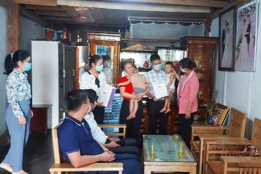 Lào Cai: Tặng quà Trung thu cho con cán bộ y tế chống dịch Bình Dương