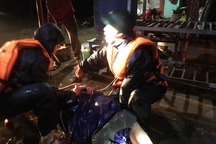 Cứu sống 5 thuyền viên bị rơi xuống biển trong đêm mưa gió