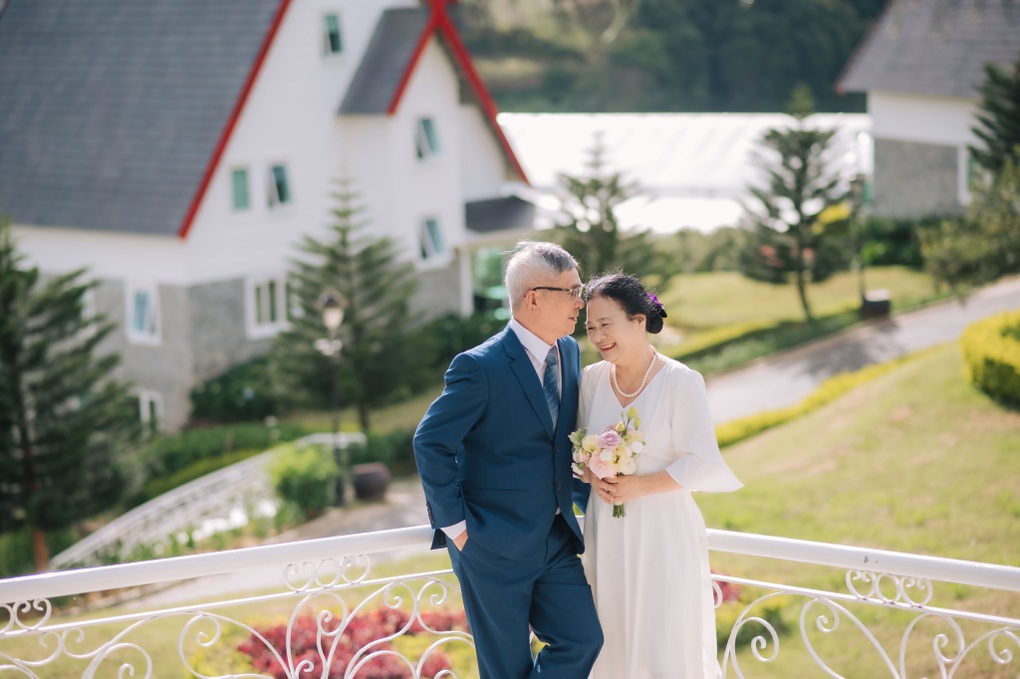 Bộ ảnh cưới trễ 45 năm của đôi vợ chồng U70 gây sốt - 3