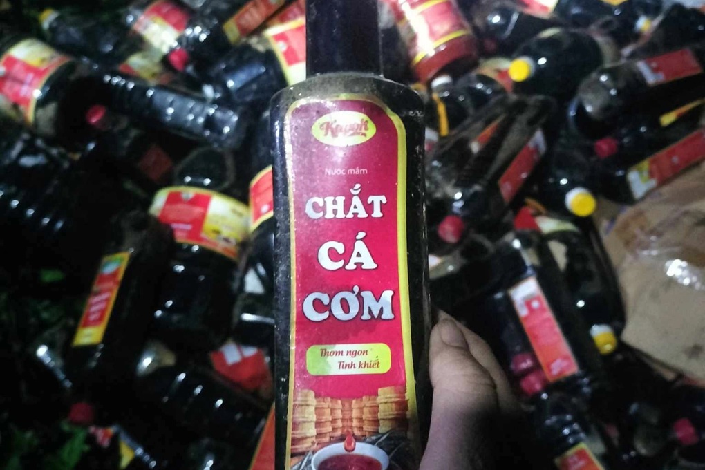 Hơn 1.000 chai nước mắm bị vứt trong bụi rậm - 2