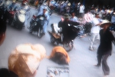 “Bất ngờ” với cảnh tiểu sư thày ném mũ cối trên phố