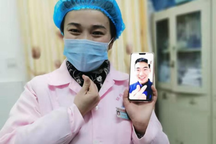 Cặp đôi Trung Quốc cưới nhau qua... videocall thời dịch virus corona