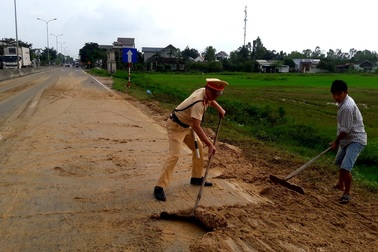 Xe đầu kéo đổ "núi" chất thải xuống quốc lộ rồi bỏ chạy
